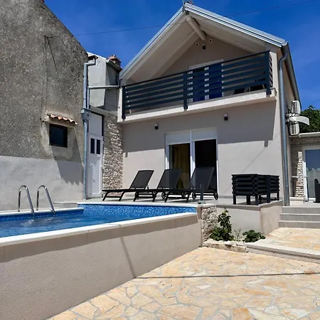 House Sara Nyaraló *