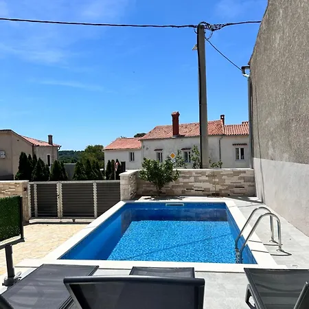 House Sara Nyaraló